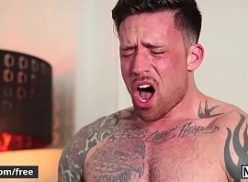 Homens tatuados gostosos fazendo sexo gay quente