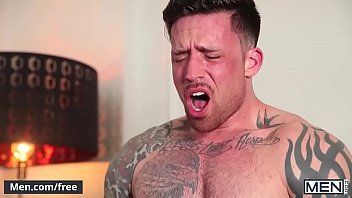 Homens tatuados gostosos fazendo sexo gay quente